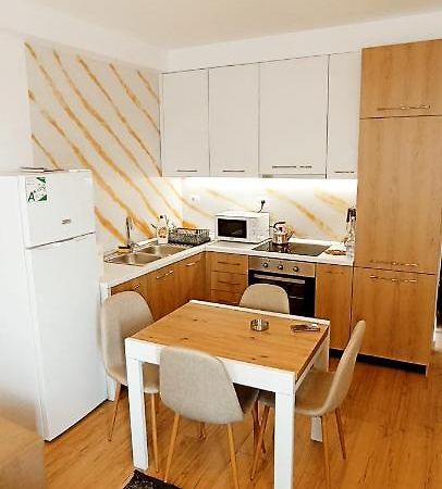 Old Train Apartment Тирана Екстериор снимка