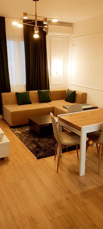 Old Train Apartment Тирана Екстериор снимка