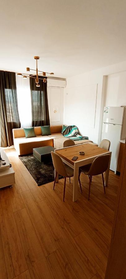 Old Train Apartment Тирана Екстериор снимка