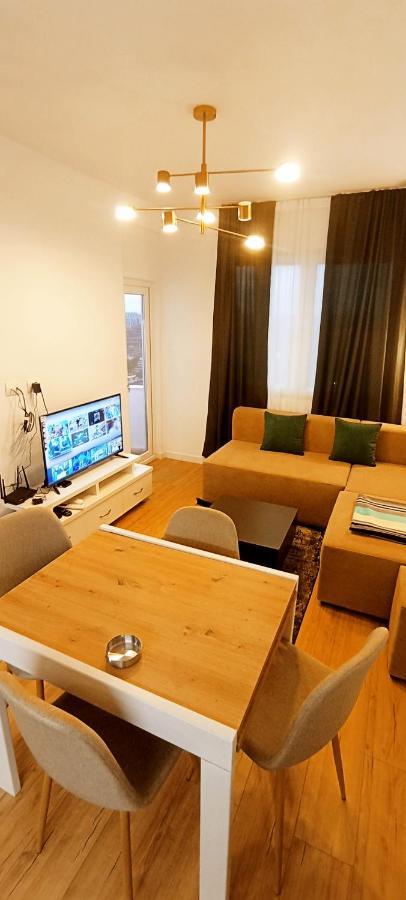 Old Train Apartment Тирана Екстериор снимка