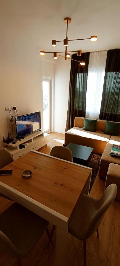 Old Train Apartment Тирана Екстериор снимка