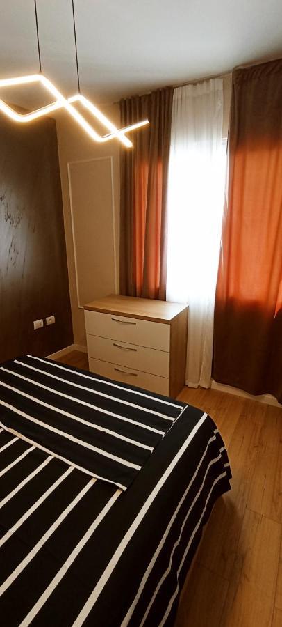Old Train Apartment Тирана Екстериор снимка